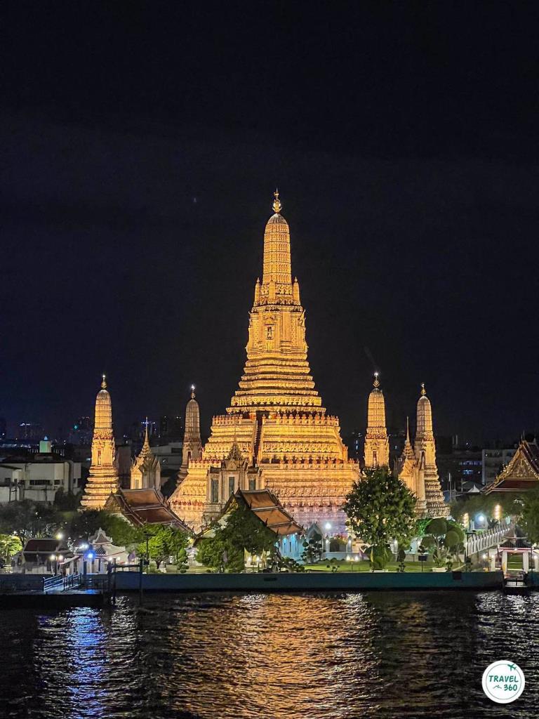 พระปรางค์วัดอรุณยามค่ำคืน