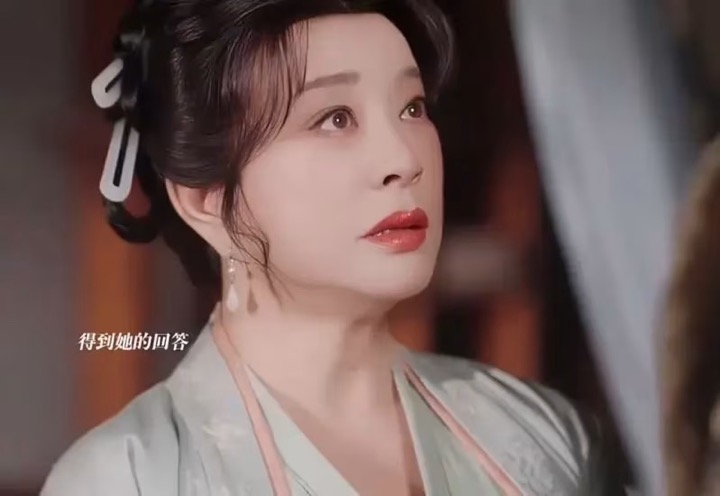 ในซีรีส์เรื่องดังกล่าว เธอยังมีฉากจูบกับนักแสดงชาย จิน เจีย ซึ่งมีอายุน้อยกว่าเธอราว 30 ปี ส่งผลให้ฉากดังกล่าวติดเทรนด์บนโซเชียลมีเดียจีนอย่างรวดเร็ว