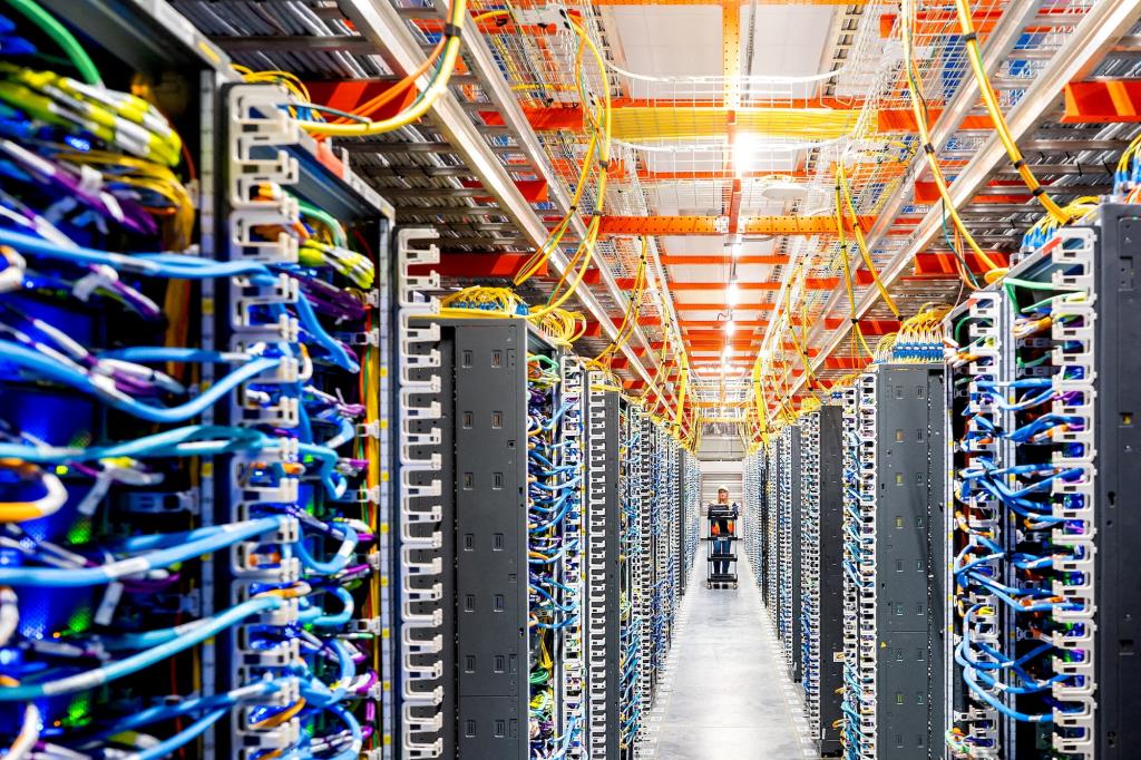 ตัวอย่างบรรยากาศปกติภายในศูนย์ข้อมูลคลาวด์ AWS ในภาพคือศูนย์ข้อมูลของรัฐ Indiana สหรัฐอเมริกา