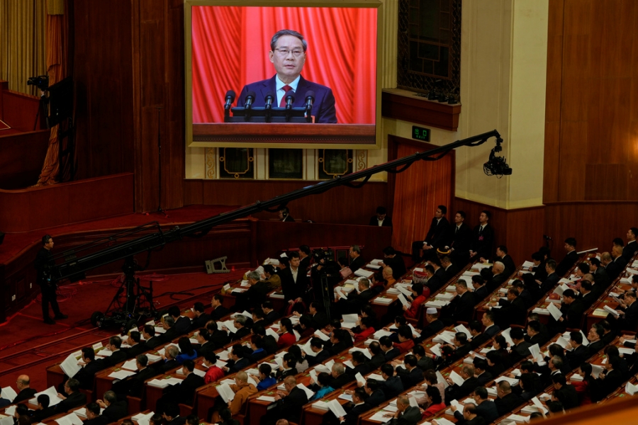 ผู้แทนของสภาผู้แทนประชาชนแห่งชาติ (รัฐสภา) จีน รับฟังการกล่าวรายงานกิจการรัฐบาลของนายกรัฐมนตรี หลี่ เฉียง ที่มหาศาลาประชาชนในกรุงปักกิ่ง วันพฤหัสบดี (5 มี.ค.)