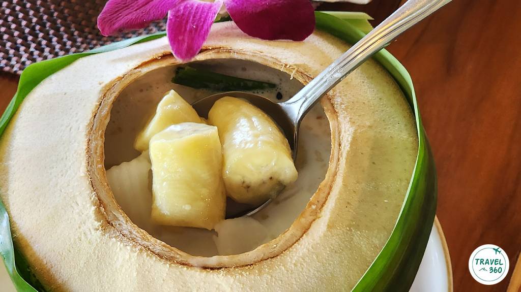 กล้วยบวชชีในลูกมะพร้าว ร้านบ้านริมน้ำ เรสเทอรอง