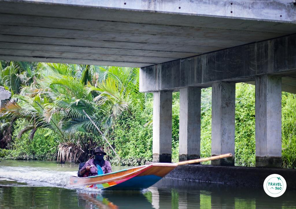 ชาวบ้านยังใช้เรือในการสัญจร