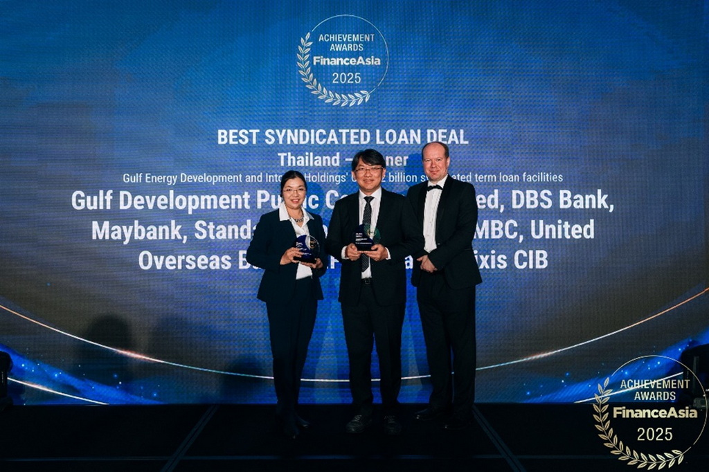 Best Syndicated Loan Deal – Thailand รับมอบโดยนายสุพจน์ ไพบูลย์พิทักษ์ผล (ยืนกลาง) ผู้อำนวยการด้านการบริหารฝ่ายการเงิน และ นางสาวกรองเพ็ชร จันทรมโรภาส (ซ้าย) ผู้บริหารฝ่ายการเงิน บริษัท กัลฟ์ ดีเวลลอปเมนท์ จำกัด (มหาชน)