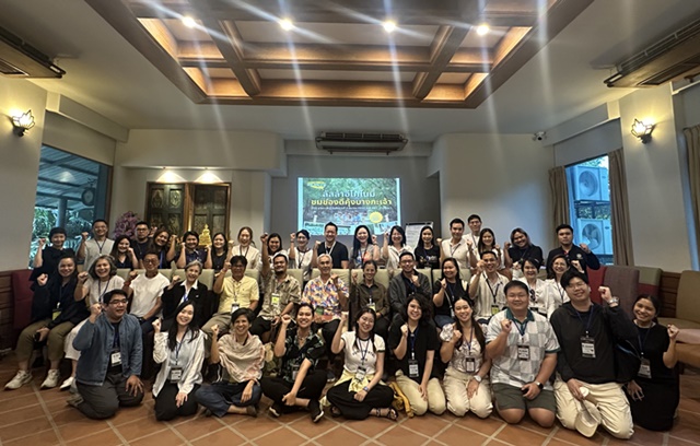 ผู้แทนจากเครือข่าย RoLD Fellows อาทิ สถาบันเพื่อการยุติธรรมแห่งประเทศไทย (TIJ), Centre for Humanitarian Dialogue, RUBEA จุฬาลงกรณ์มหาวิทยาลัย และองค์กรพันธมิตร Double A, Juang Pattana Holding และ TNP Group ร่วมกิจกรรม “1 Day Trip: ลัลล้าอีโคโนมี ชมของดีคุ้งบางกะเจ้า” ณ พิพิธภัณฑ์ปลากัดไทย จ.สมุทรปราการ