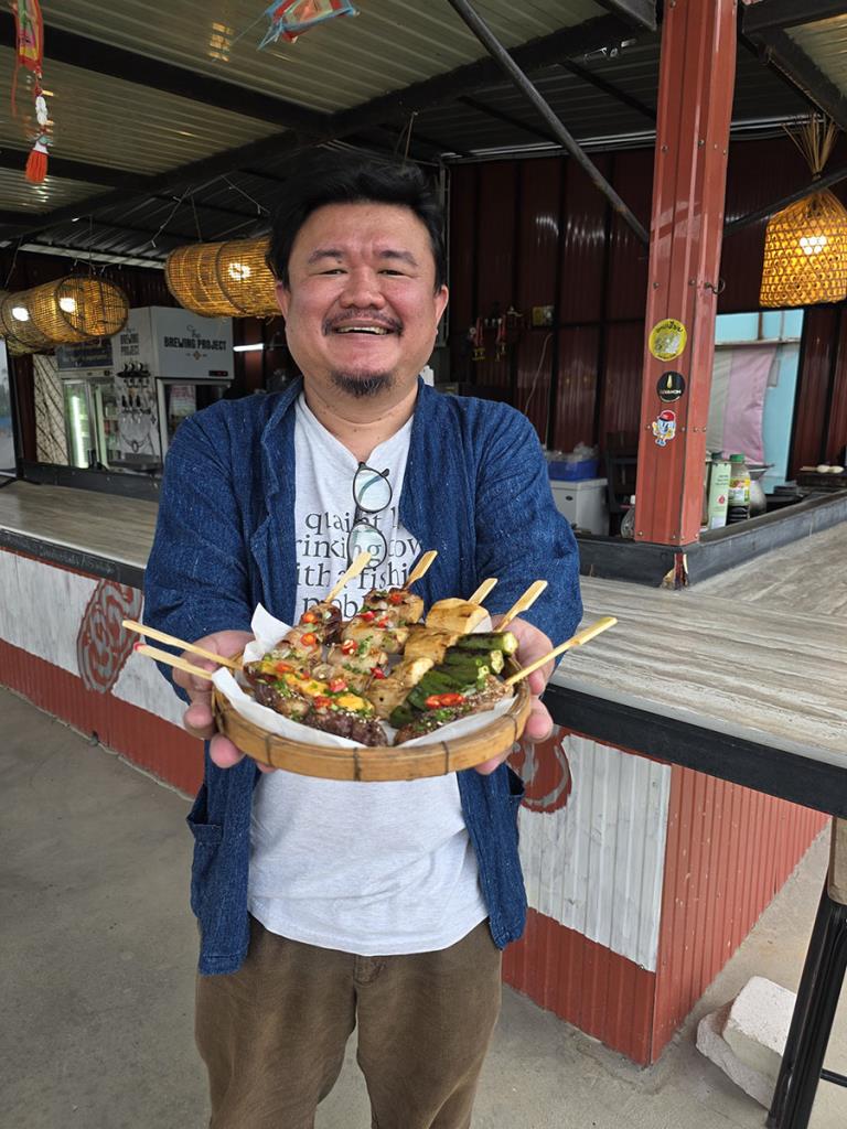 คุณฝ้าย -อาทิตย์ มูลสาร เจ้าของร้านและผู้ก่อตั้ง ลาบเสียบ