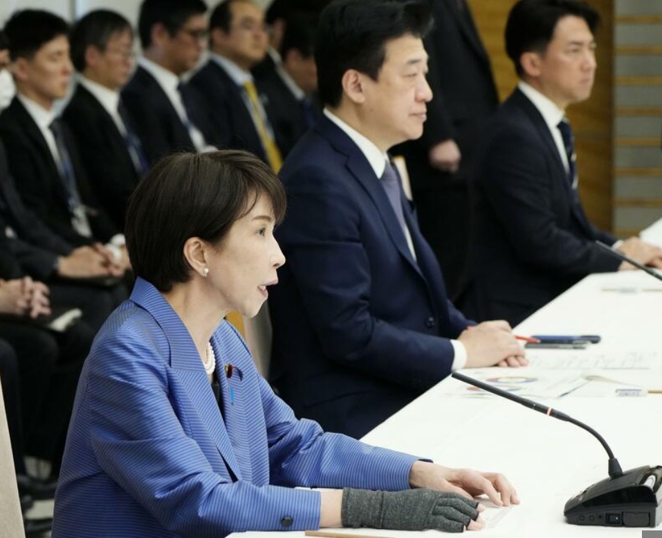  นายกรัฐมนตรีซานาเอะ ทาคาอิจิ พูดคุยกับคณะรัฐมนตรีในการประชุมเกี่ยวกับสถานการณ์ในตะวันออกกลางเมื่อวันที่ 26 มีนาคม 2026 (เกียวโด)