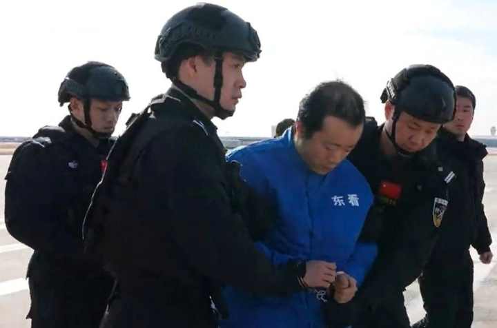 นาย เฉินจื้อ ถูกจับกุมตัวมาดำเนินคดีที่จีนในวันที่ 8 ม.ค. 2026 (แฟ้มภาพ สื่อจีน)