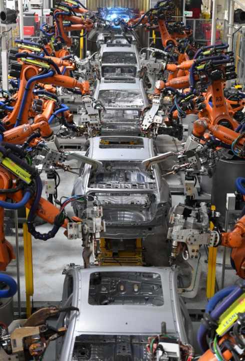 ปริมาณการผลิตรถยนต์พลังงานใหม่ของจีนครองแท่นอันดับ 1 มาตลอด 10 ปี (แฟ้มภาพ ซินหัว)