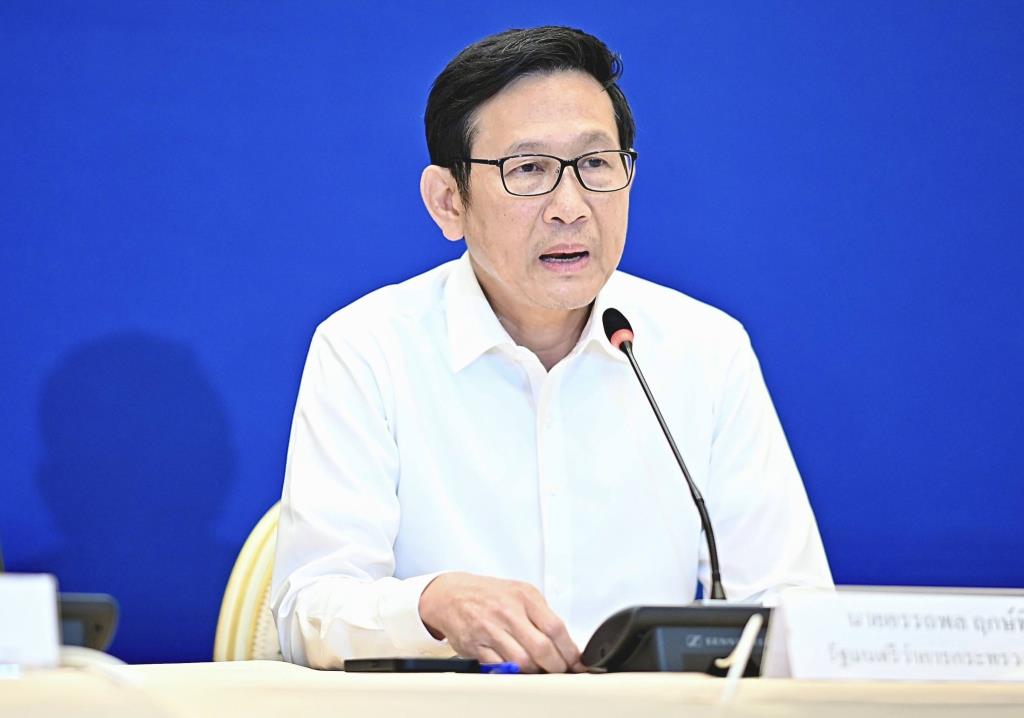 อรรถพล ฤกษ์พิบูลย์ อดีตรัฐมนตรีว่าการกระทรวงพลังงาน ที่ได้รับการแต่งตั้งเป็นหนึ่งในคณะกรรมการศึกษาความเหมาะสมในการกำหนดต้นทุนราคาน้ำมันเชื้อเพลิง (คตร.)