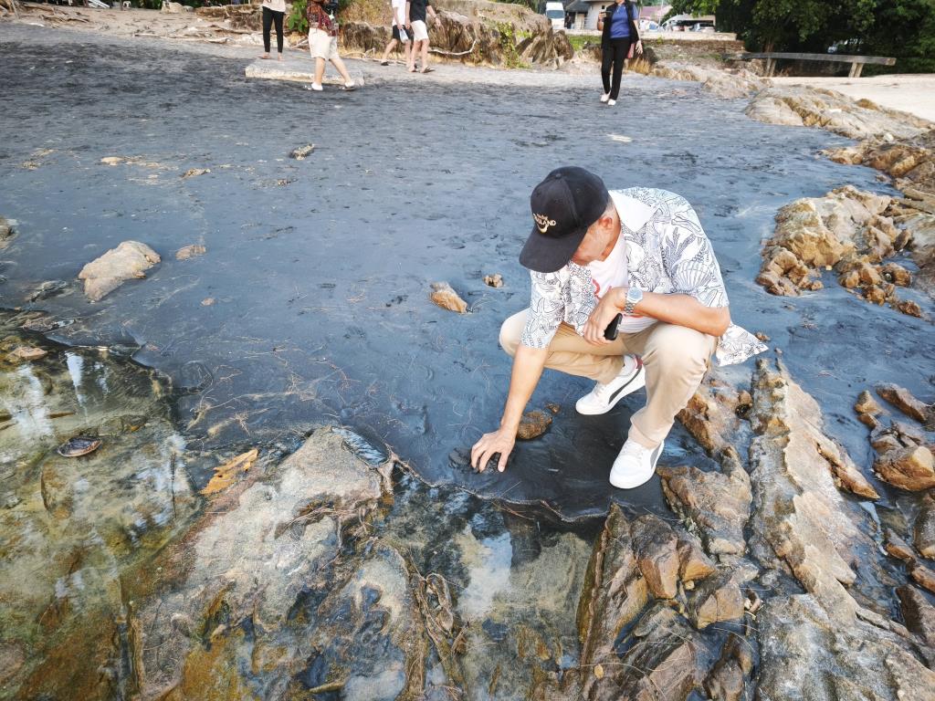 หาดนางทอง อันซีนพังงา หาดทรายสีดำพบไม่กี่แห่งในโลก (ภาพ : อโนทัย งานดี) 