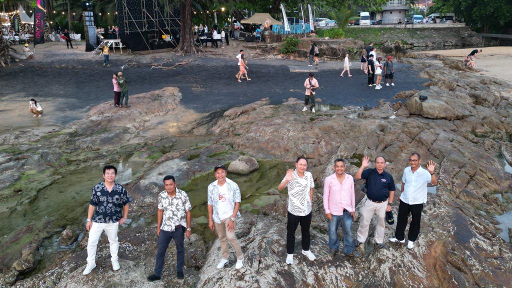 หาดนางทอง อันซีนพังงา หาดทรายสีดำพบไม่กี่แห่งในโลก (ภาพ : อโนทัย งานดี) 