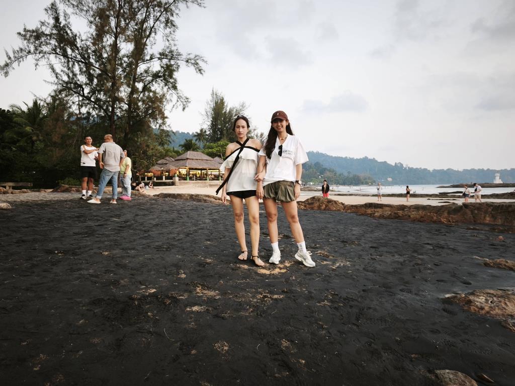 หาดนางทอง อันซีนพังงา หาดทรายสีดำพบไม่กี่แห่งในโลก (ภาพ : อโนทัย งานดี) 