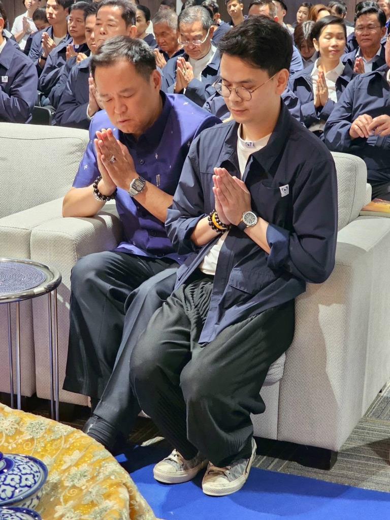  ภาพของนายอนุทิน ชาญวีรกูลและนายไชยชนก ชิดชอบ ที่ถูกนำมาล้อเลียนจากมอตโต้หาเสียงของพรรคภูมิใจไทยว่า “คนละครึ่งพลัส”
