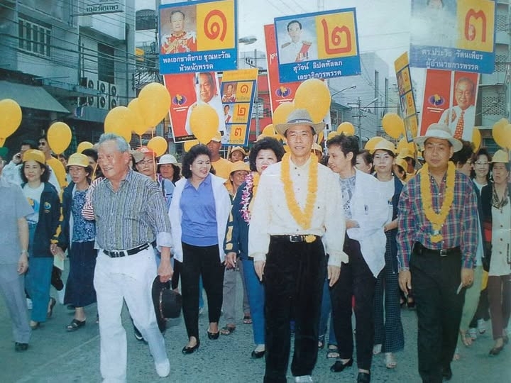 พลเอกชาติชาย ชุณหะวัณ สมัยเป็นหัวหน้าพรรคชาติพัฒนา กับทีมผู้สมัครเลือกตั้ง สส. ขณะเดินหาเสียงในเมืองโคราช เมื่อปี พ.ศ.2535 (ภาพจาก - หนังสือ นครราชสีมา โคราชของเรา) “สอดแนมการเมือง” 