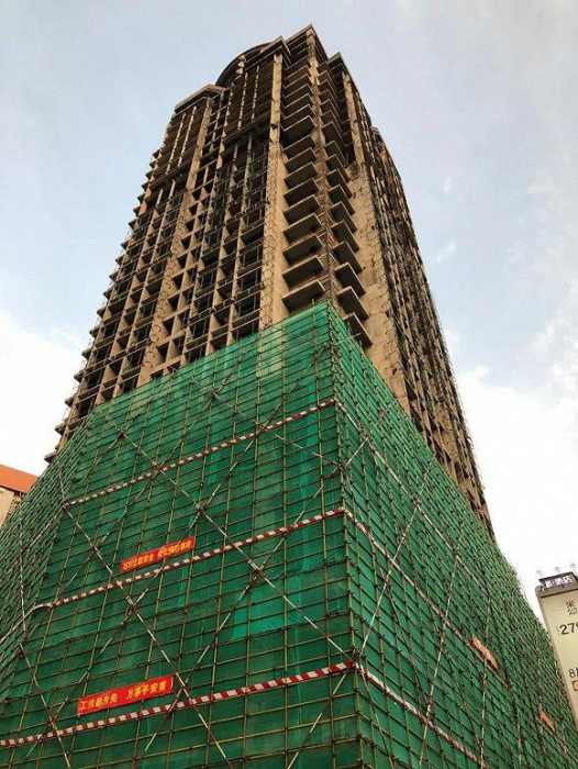 โครงการที่อยู่อาศัยที่สร้างไม่เสร็จในจีน กระทบหลายแสนครอบครัวทั่วจีน สำหรับบางครอบครัวคือเงินเก็บทั้งชีวิต (ภาพจาก เอเจนซี)