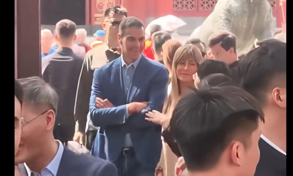 นักท่องเที่ยวพบเห็นนายเปโดร ซานเชซ นายกรัฐมนตรีสเปนที่พระราชวังฤดูร้อนในกรุงปักกิ่งเมื่อวันที่ 12 เมษายน 2569 ภาพ: ภาพหน้าจอจาก chinanews.com