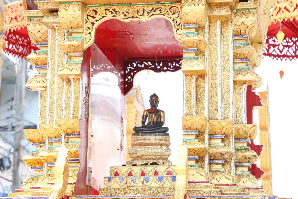 พระแก้วดอนเต้า พระพุทธรูปคู่บ้านคู่เมืองลำปาง (ภาพจาก : เพจ เทศบาลนครลำปาง เว็บเพจ)