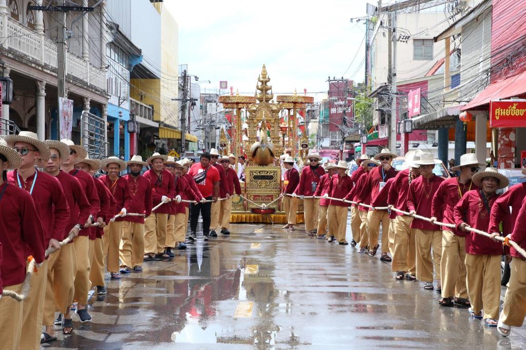 ขบวนอัญเชิญพระแก้วดอนเต้าให้ประชาชนสักการะและสรงน้ำ (ภาพจาก : เพจ เทศบาลนครลำปาง เว็บเพจ)