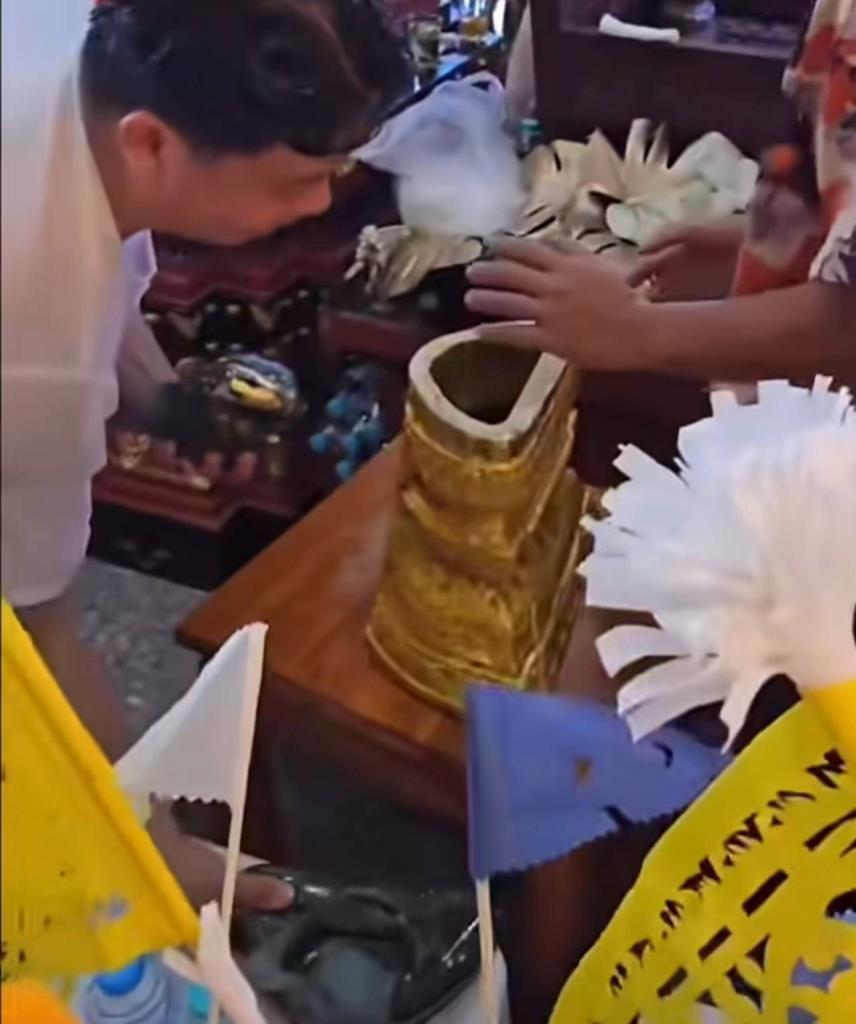 ภาพพระแก้วดอนเต้า (องค์จำลอง) หล่นแตก จากเพจ Lampang Variety - ลำปางวาไรตี้ ข่าว,รีวิว ที่มาจากคลิปของ Paiboon Khamlek