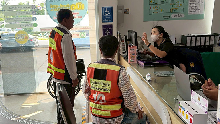 ขนส่งโคราชคึกคัก! เปิดลงทะเบียน รถโดยสาร-รถรับจ้าง รับเงินช่วยเหลือน้ำมันแพง เผยทั้งจังหวัดกว่า 1 หมื่นคัน