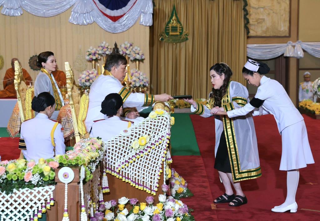 ในหลวง-พระราชินี พระราชทานปริญญาบัตรแก่ผู้สำเร็จการศึกษาจาก มสธ. “กรมพระศรีสวางควัฒน”เฝ้าฯ รับพระราชทานดุษฎีดุษฎีบัณฑิตกิตติมศักดิ์