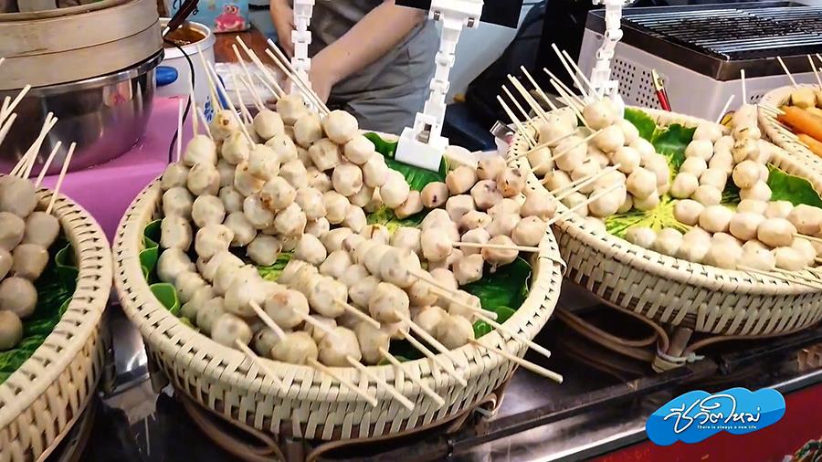 ลูกชิ้น 1 ถุงหรือ 1 กิโลจะเสียบได้ 16-17 ไม้แบบนี้เลย