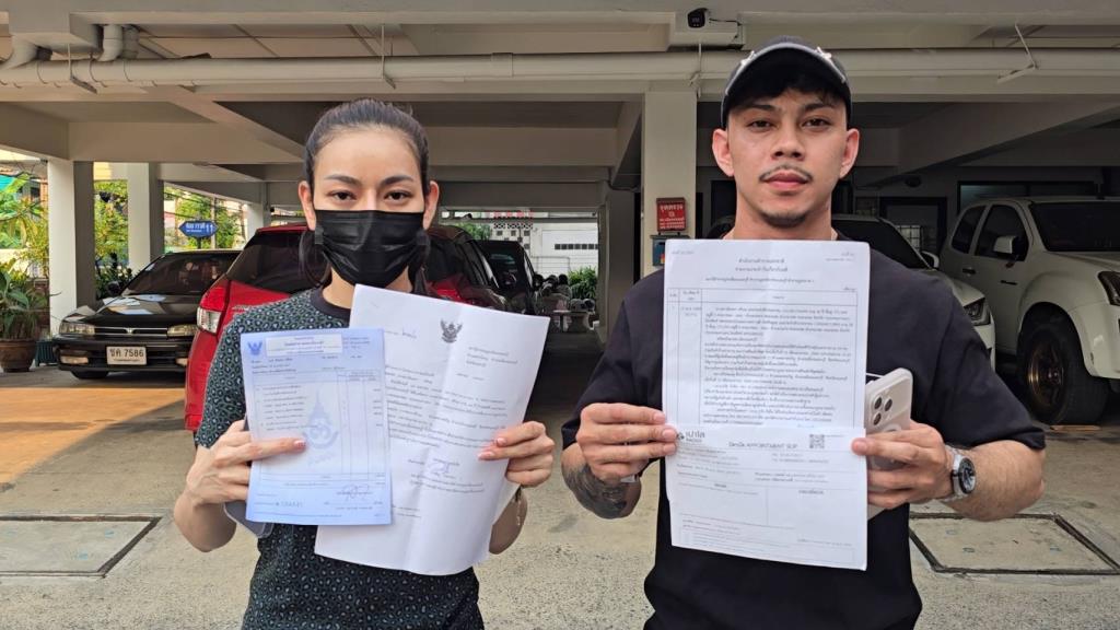 เรวดีเดือด สองผัวเมียขับ จยย.เรียกพวกรุมทืบ หนุ่มขับเก๋งหัวร้อนบุกชก ปมแค่ปาดหน้า ซัดกันต่อหน้าตำรวจ