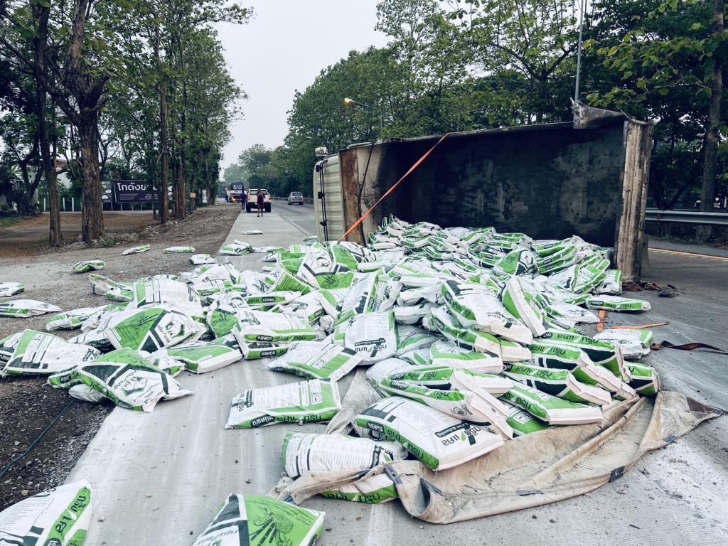 20 ชีวิตหวีดร้องระงม! ทัวร์สายกาญจนบุรี-เชียงใหม่ เสยท้ายรถบรรทุกปุ๋ย โชคดีรอดหวุดหวิด