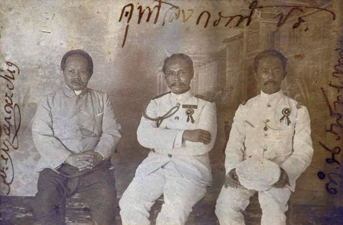 พระบรมฉายาลักษณ์ พระบาทสมเด็จพระจุลจอมเกล้าเจ้าอยู่หัว (กลาง) ทรงฉายพร้อมด้วยพระอนุชาคือสมเด็จพระเจ้าบรมวงศ์เธอกรมพระยาเทวะวงศ์วโรปการ (ซ้าย) เสนาบดีกระทรวงการต่างประเทศ และสมเด็จพระเจ้าบรมวงศ์เธอกรมพระยาดำรงราชานุภาพ (ขวา) เสนาบดีกระทรวงมหาดไทย ในงานประจำปีวัดเบญจมบพิตรเมื่อ พ.ศ. 2447 โดยทรงมีพระราชดำรัสว่า “มือซ้ายขวามาถ่ายรูปด้วยกัน”