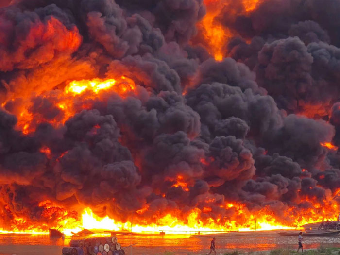 ซ้ำเติมวิกฤต! ไฟไหม้เรือน้ำมัน 22 ลำ ในแม่น้ำชินดวิน ภาคสะกาย วอดเกลี้ยง