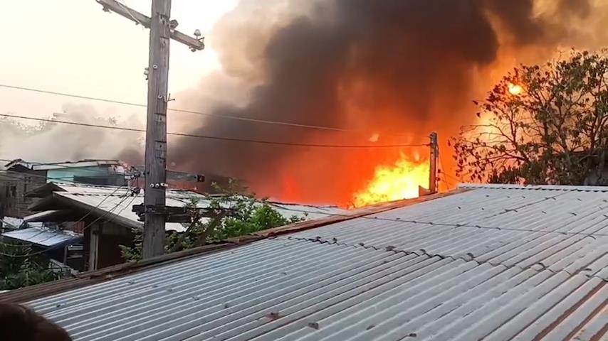 (คลิป)เผยนาทีไฟนรกไม้ชุมชนซอยลิเกกลางเมืองนครสวรรค์ วอดนับสิบหลัง-คนแตกตื่นหนีกันอลหม่านทั้งซอย