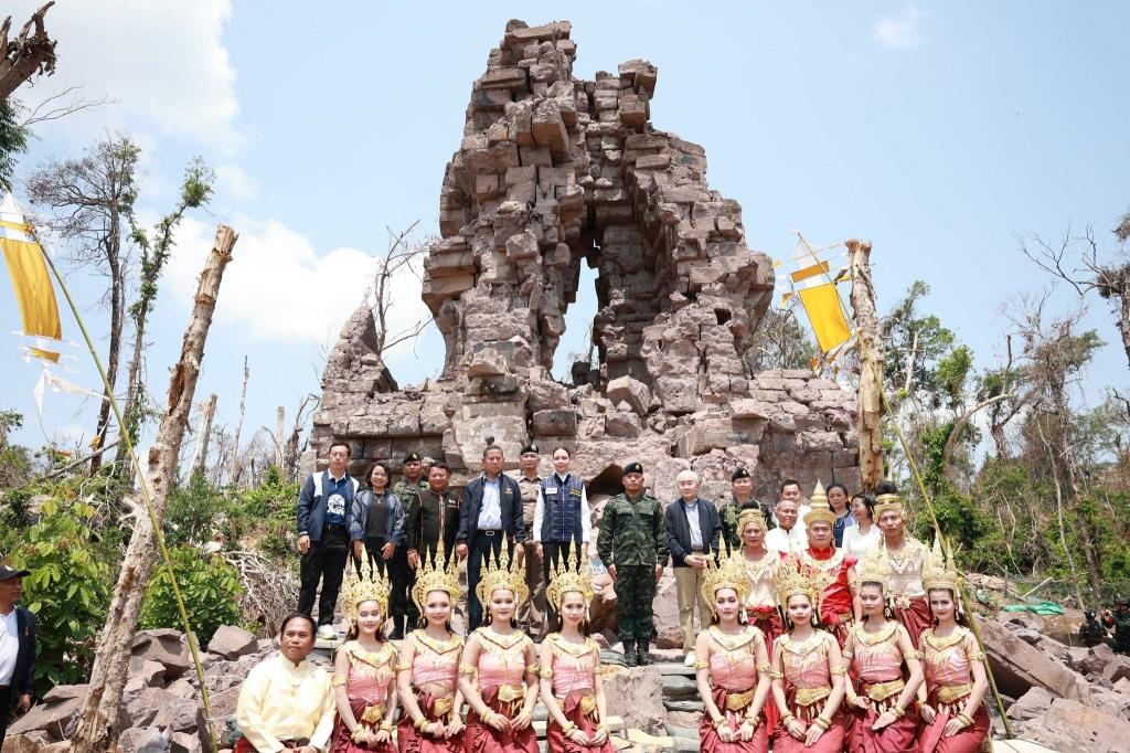 ภาพหมู่ผู้เกี่ยวข้องในพิธีบวงสรวงปราสาทตาควาย ปี 2569 