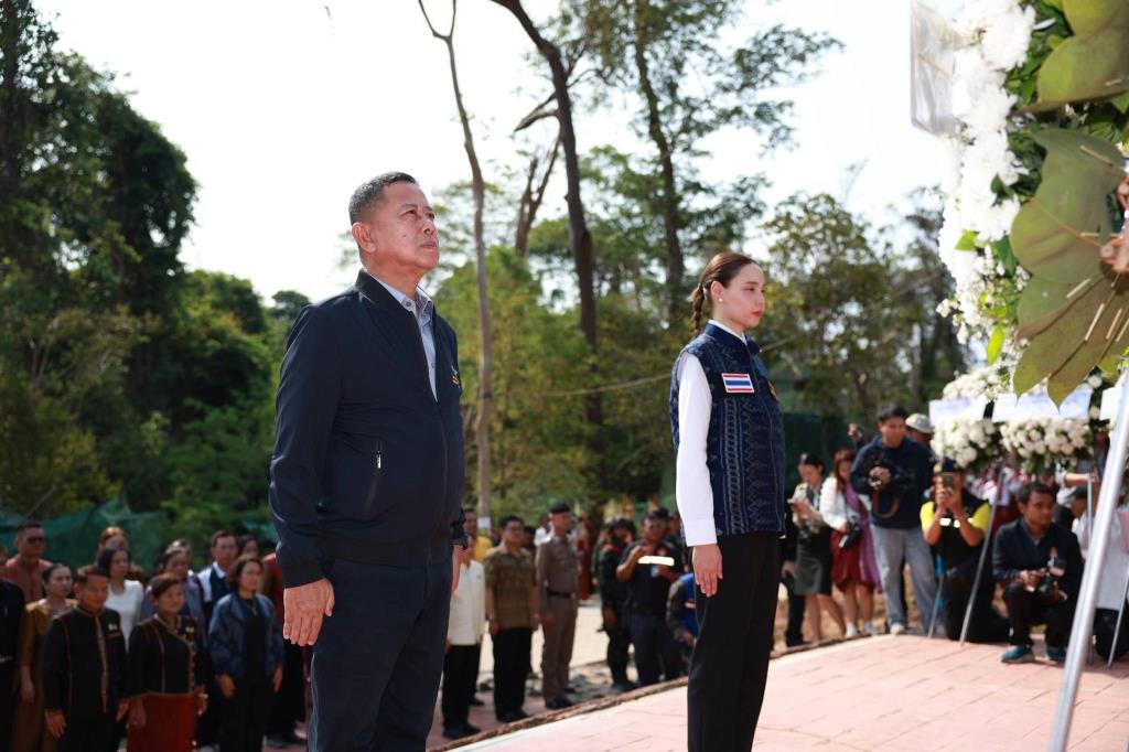 พลโทอดุลย์ และนางสาวซาบีดา ในพิธีรำลึกแด่วีรชนผู้กล้า