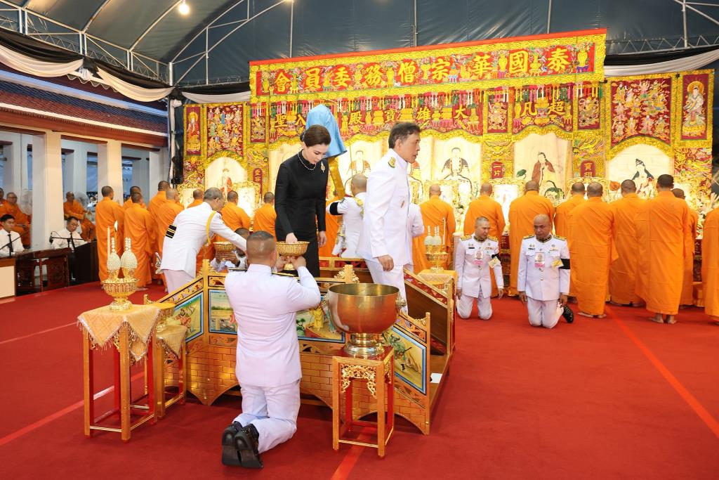 "ในหลวง พระราชินี" เสด็จฯ บำเพ็ญกุศลทักษิณานุปทาน (กงเต๊ก) ถวายพระบรมศพ “พระพันปีหลวง” ทรงพระดำเนิน ข้ามสะพานโอฆสงสาร