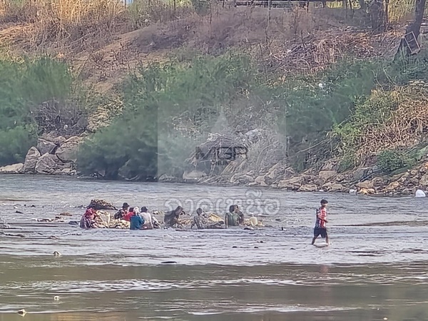 จนท.บุกทลายรังต่างด้าวติดชายแดนแม่สอด พบซุกบ้านอำพราง-ปล่อยหมาเห่าส่งเสียงเตือน หนีข้ามน้ำเมยคาตา