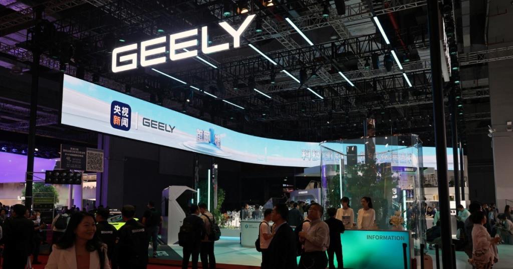 การออกร้านของจีลี่ในงานแสดงรถยนต์ Auto Shanghai ที่นคร เซี่ยงไฮ้ประเทศจีน รอบสื่อมวลชน เมื่อวันที่ 23 เมษายน 2568 - ภาพ : รอยเตอร์