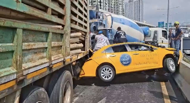 สิบล้อเบรกแตกพุ่งชนยับ 7 คันรวดบนถนนราชพฤกษ์ ดับ 1 บาดเจ็บอีกหลายราย