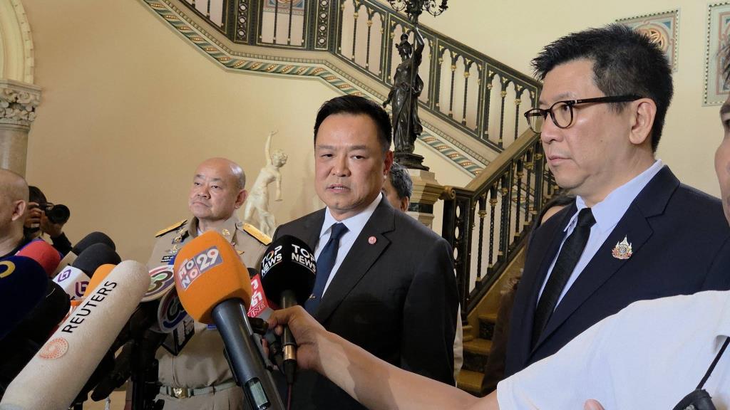 "อนุทิน" ฝาก “หวัง อี้” อย่าลืมไทยหากเจรจาผ่านฮอร์มุซ-ขอขายปุ๋ยช่วย ชี้ท่าทีเขมรไม่อยากรบแล้วจีนยินดีช่วยคุย