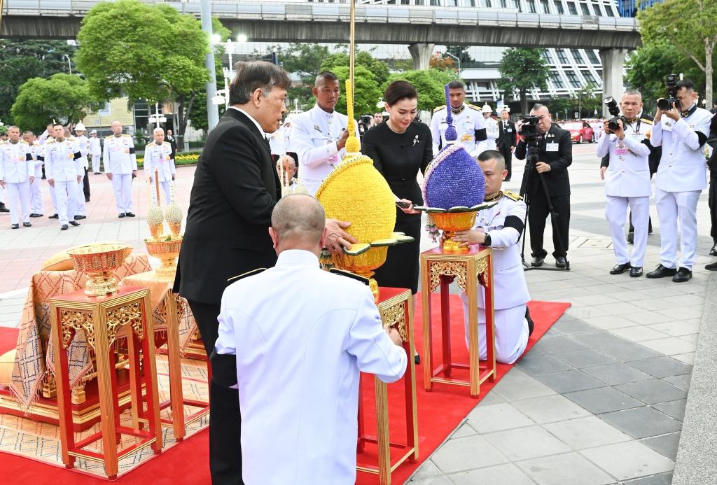 ในหลวง-พระราชินี เสด็จฯงานเฉลิมพระเกียรติ ร.6 เนื่องในวันคล้ายวันสวรรคต ครบ 100 ปี ทอดพระเนตรกิจกรรมการออกกำลังกาย และการแสดง แสง สี เสียง