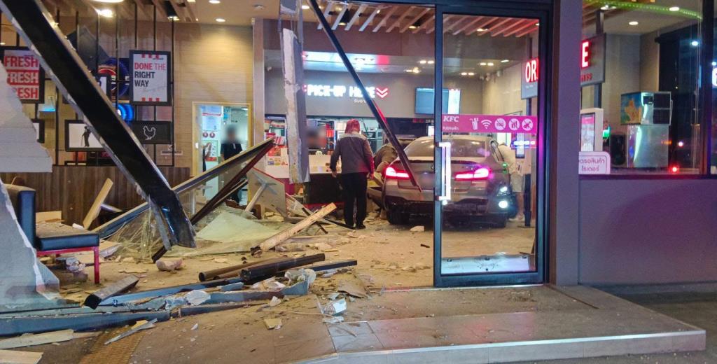 ระทึก! เก๋ง BMW พุ่งชนร้าน KFC ในปั๊มบางจาก ซ.สุขุมวิท 62 พังยับ มีผู้บาดเจ็บหลายราย