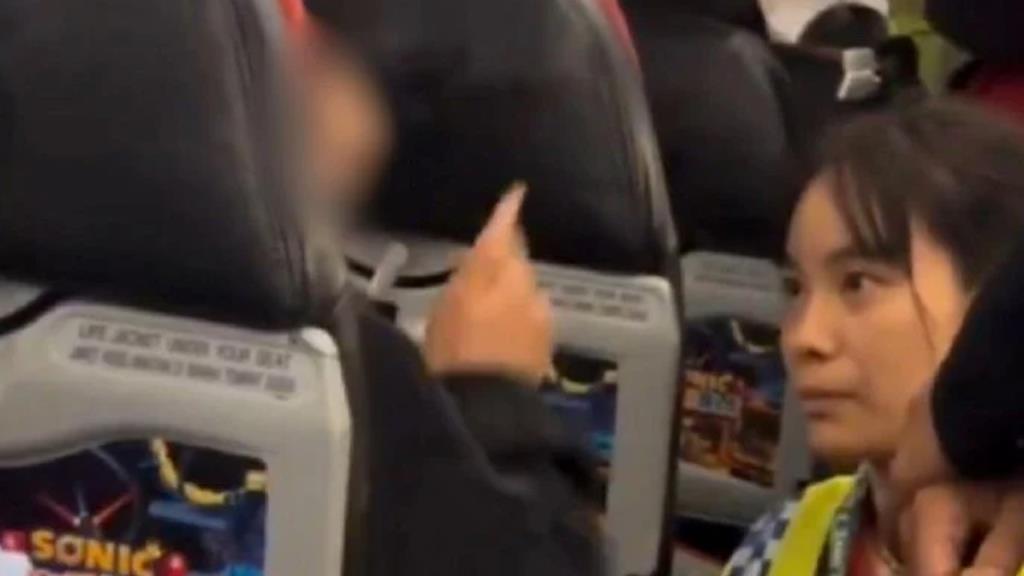 สาวจีนโวยสนั่นแอร์เอเชีย ลูกเรือพูดแมนดารินไม่ได้ ทำเที่ยวบินดีเลย์เกือบ 2 ชม.