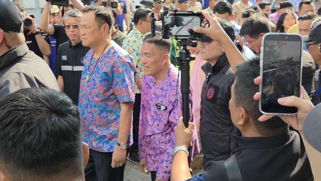 “อนุทิน” ทราบเหตุ “ทรัมป์” แล้วบอกสั้นๆ “ต้องระวังกัน” ลงพื้นที่พบเพิ่ม รปภ.เข้มคอมมานโดประกบติด