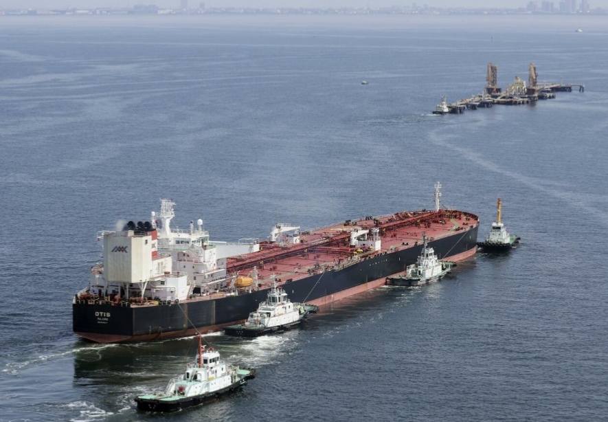 ภาพถ่ายจากเฮลิคอปเตอร์ของเกียวโดนิวส์ แสดงให้เห็นเรือบรรทุกน้ำมันจากสหรัฐฯ ขณะเดินทางถึงอ่าวโตเกียว ประเทศญี่ปุ่น เมื่อวันที่ 26 เมษายน 2569 (เกียวโด)