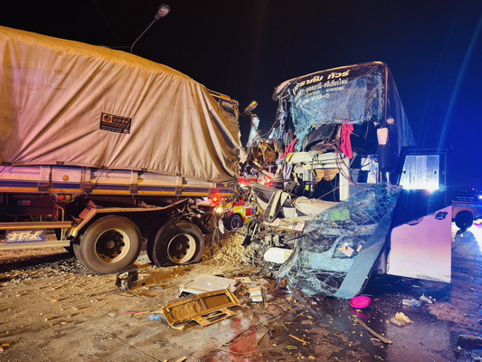 สภาพรถทัวร์ศรีเชียงใหม่-กรุงเทพฯ ชนท้ายรถบรรทุกพ่วง ใกล้สามแยกท่าพระ ขอนแก่น