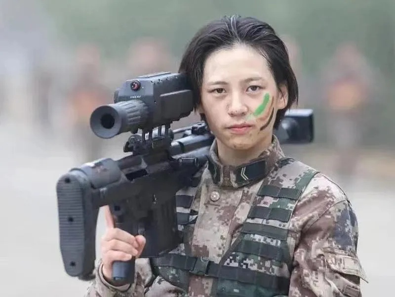 ตัวเล็กแรงใหญ่! หลิวเจียงเทา ฉายา สไนเปอร์สายหวาน เธอแบหกไรเฟิลซุ่มยิง 12.7 มม.ได้อย่างไร   (ภาพจากสื่อจีน)