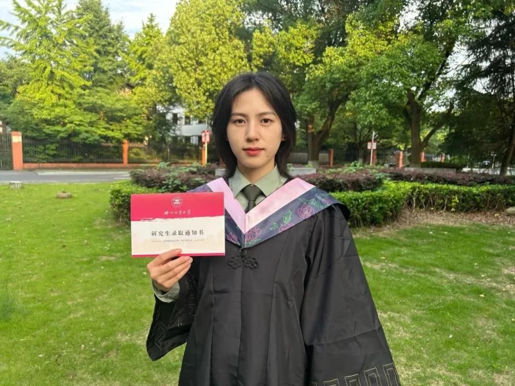 เสินเมิ่งเข่อ กำลังเล็งปืนขณะฝึกซ้อม (ภาพจากสื่อจีน)