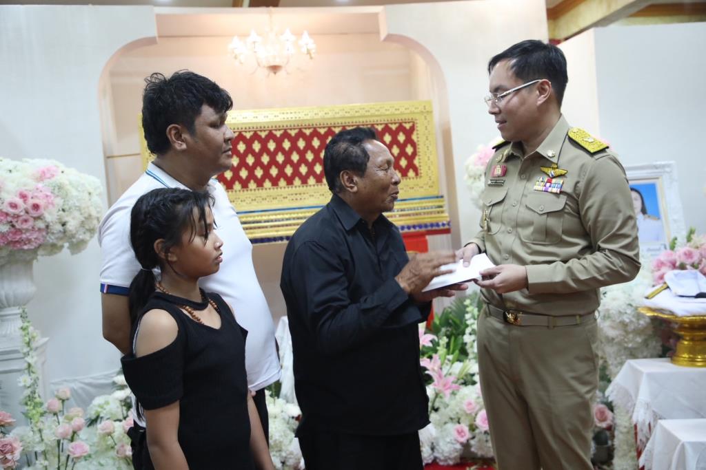 “รมช.อัครนันท์”ร่วมพิธีสวดพระอภิธรรมศพ “ครูปภัสรา” เหยื่อเหตุกราดยิงอยุธยา พร้อมส่งกำลังใจให้ครอบครัว ยกย่องจิตวิญญาณความเป็นครู