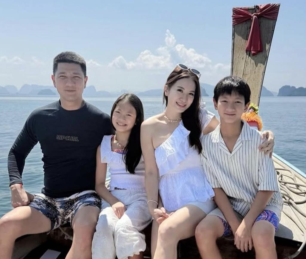 น้องเนวีและน้องเนลากับครอบครัว