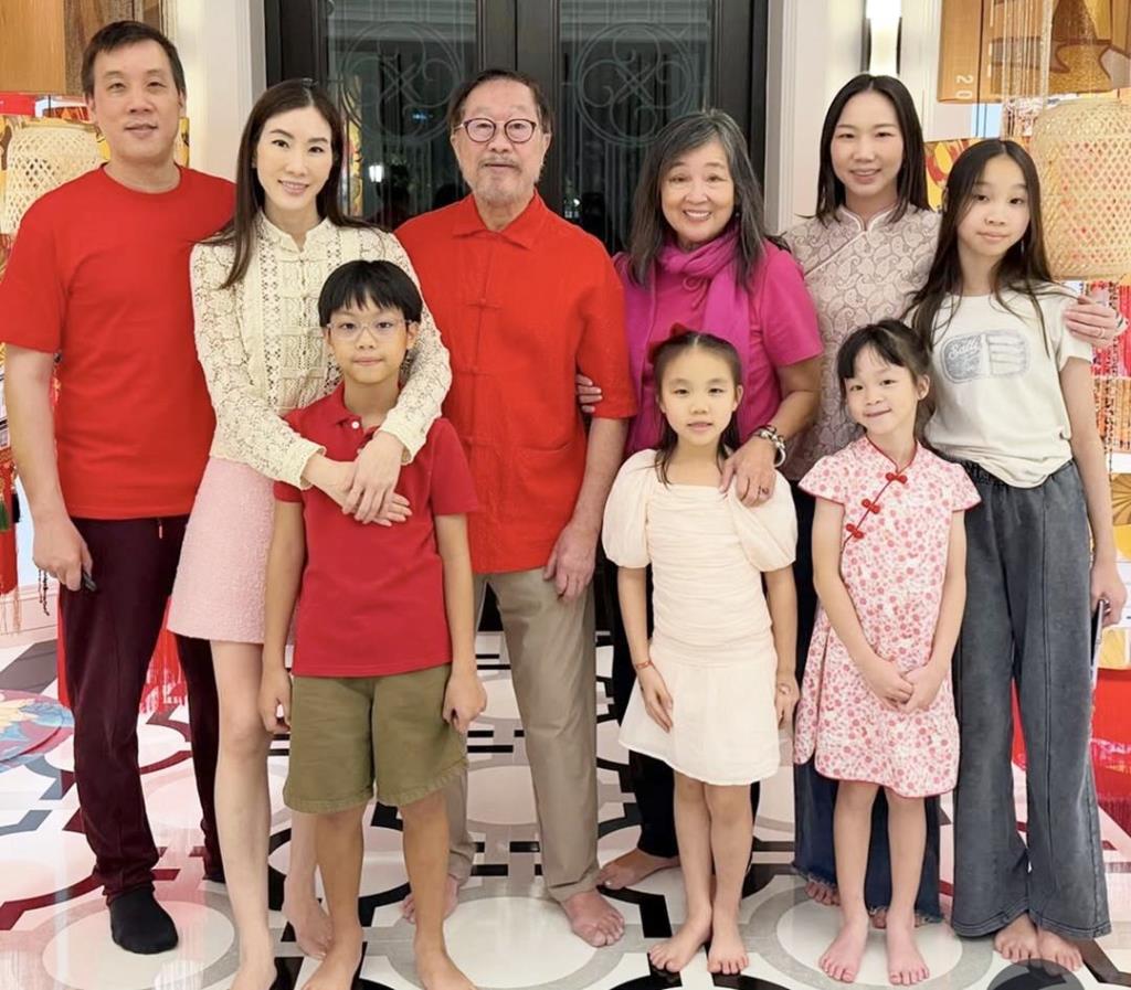 น้องริริน (ขวาสุด) กับครอบครัว