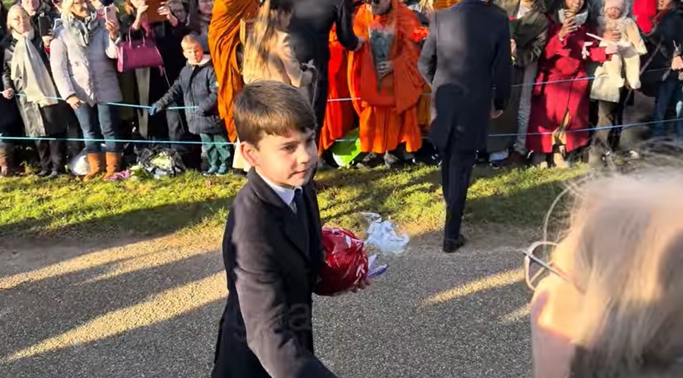 ในการเดินทักทายประชาชนหลังพิธีมิสซาวันคริสต์มาส 25 ธันวาคม 2025 ปรินซ์หลุยส์ทรงเนี้ยบกริ๊บอยู่ในพระอิริยาบถสุภาพบุรุษแห่งพระราชวงศ์สายเวลส์ ในภาพนี้ ทรงเดินเข้าไปเช็กแฮนด์กับชาวเมืองแซนดริงแฮมอย่างสง่าสุภาพ ไม่มีการวิ่งปรูดปราดเหมือนเมื่อคริสต์มาสปี 2023